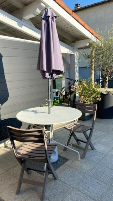 Appartamento Chez Sabine Et Pascal Meyzieu Esterno foto